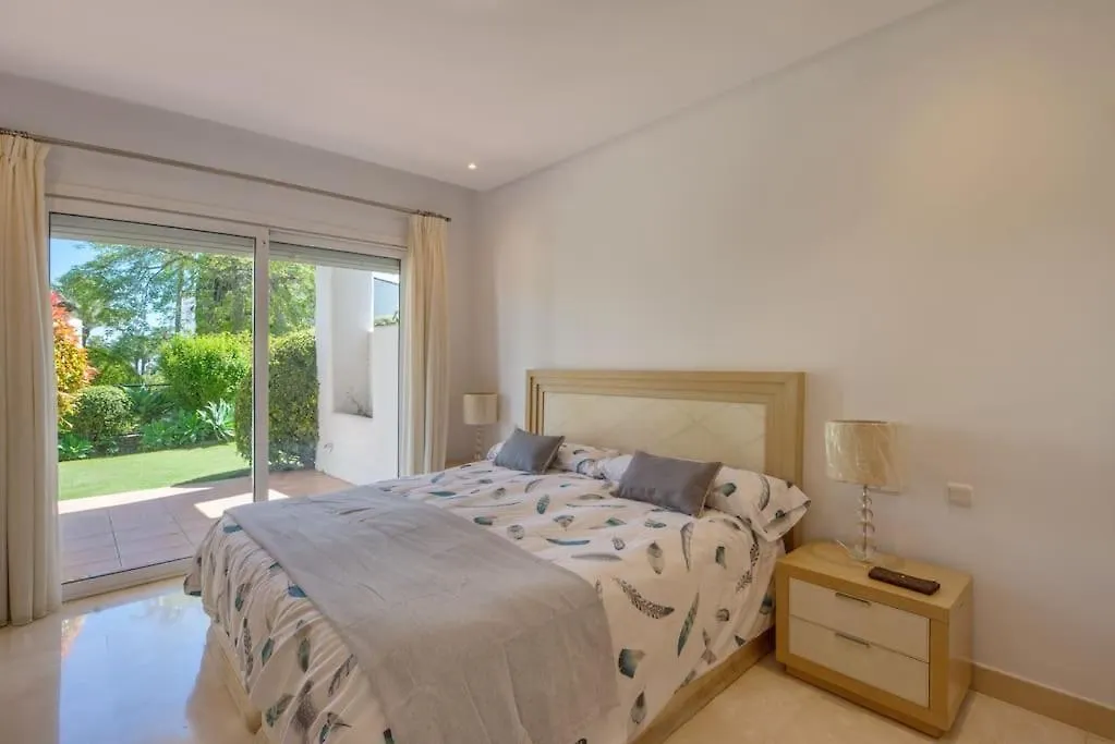 Alcazaba Beach Three Bedroom Apartment إِستيبونا